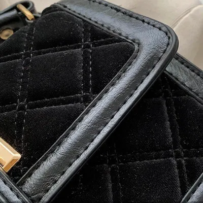 حقيبة كروس بودي صغيرة من فيلفيت عريض على كتف كروس بودي