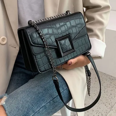 حقيبة مربعة صغيرة بسلسلة حمراء شبكية