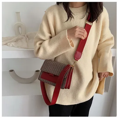 حقيبة كتف مربعة صغيرة بتصميم كلاسيكي، بنقشة مربعات متباينة الألوان