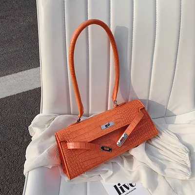 حقيبة كتف بنمط حجري وتصميم كلاسيكي (ريترو) تُحمل تحت الإبط