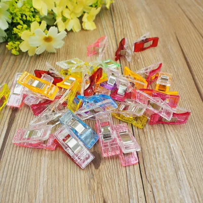 Sewing thread card clip