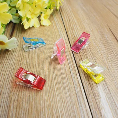 Sewing thread card clip