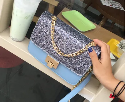 حقيبة يد نسائية أنيقة مربعة صغيرة مزينة بالترتر، مصنوعة من جلد صناعي فاخر.