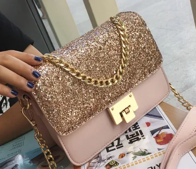 حقيبة يد نسائية أنيقة مربعة صغيرة مزينة بالترتر، مصنوعة من جلد صناعي فاخر.