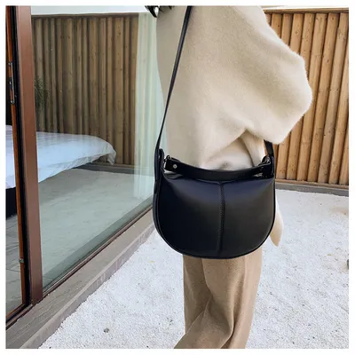 حقيبة كتف بسيطة مائلة ذات نسيج مناسب لجميع الإطلالات