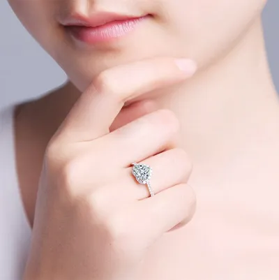 Classic women's heart-shaped ring