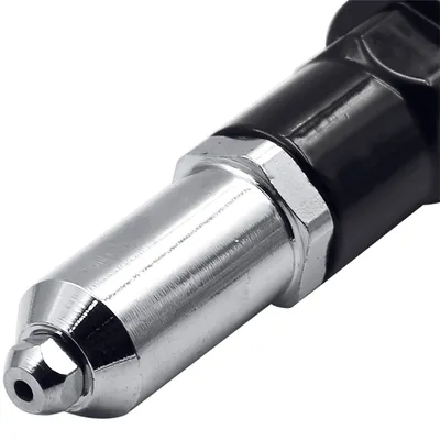 Electric drill rivet machine grabs rivet gun head