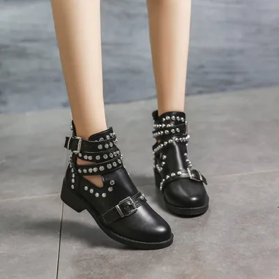 Flat bottomed oversized rivet Martin boots