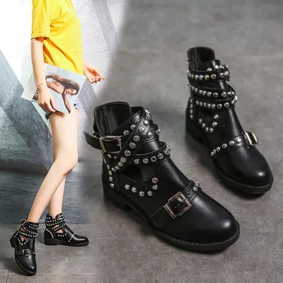 Flat bottomed oversized rivet Martin boots