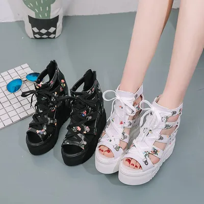 Women's shoes with cross straps