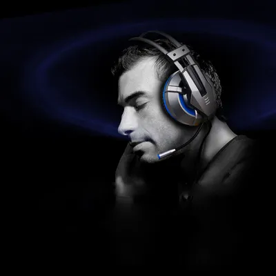 Head-mounted illuminated gaming headset