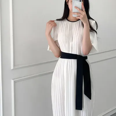 Simple color matching round neck pleated tie dress women