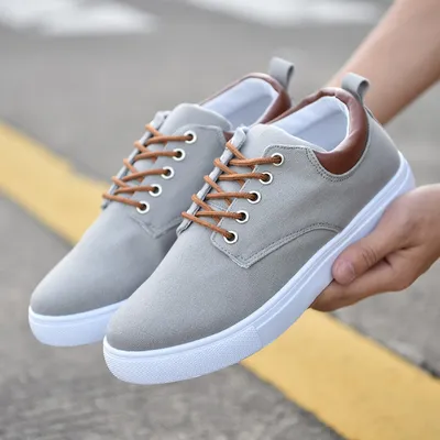 Sports canvas shoes