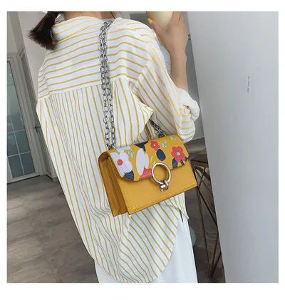 حقيبة سلسلة مزينة بطبعة زهور
