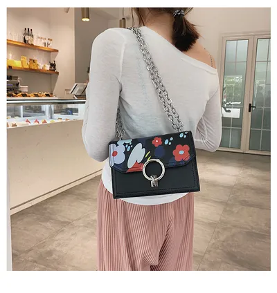 حقيبة سلسلة مزينة بطبعة زهور