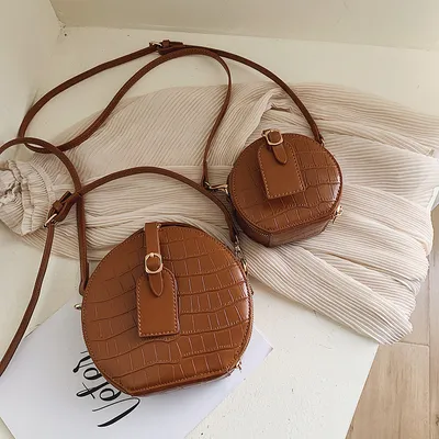 حقيبة صغيرة مستديرة ذات طابع بري