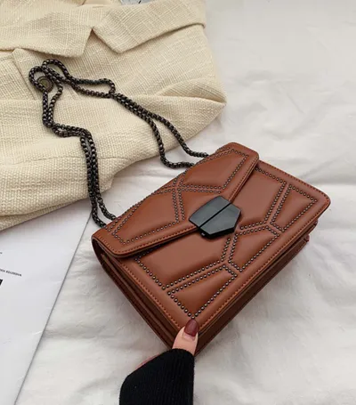 حقائب كروس صغيرة مزينة بسلسلة برشام للنساء