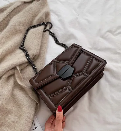 حقائب كروس صغيرة مزينة بسلسلة برشام للنساء