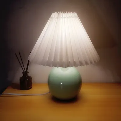 زينة مصباح طاولة بجانب السرير