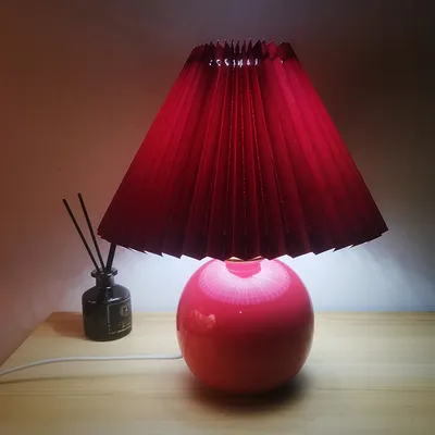 زينة مصباح طاولة بجانب السرير