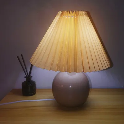 زينة مصباح طاولة بجانب السرير