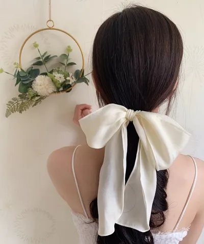 Cream hairpin