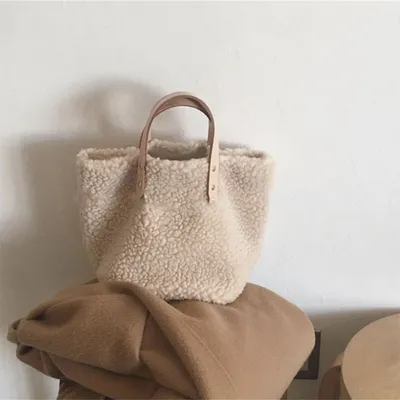 حقيبة كتف من صوف الخروف