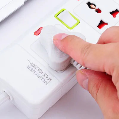سلك تمديد كهربائي محمي مزود بقابس كهربائي ومفتاح تشغيل و3 منافذ USB