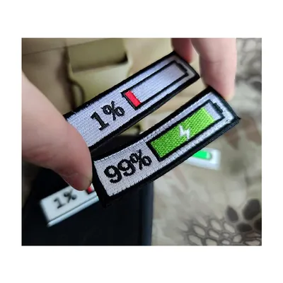 4 قطع من رقعة معنوية تُظهر نسبة امتلاء البطارية وتفريغها، ونسبة شحن البطارية المضحكة 99 و1