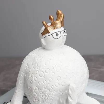Modern Minimalist Creative Resin Sculpture Crown Sitting Modeling Crafts Decorations Ornaments