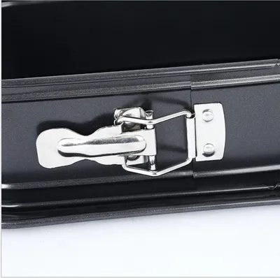 Oval cake mold with lock