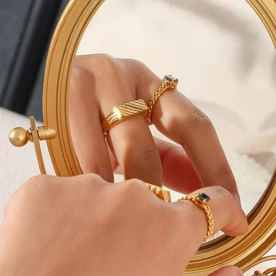 18K Gold Diagonal Stripe Inlaid Zircon Rectangular Ring For Women