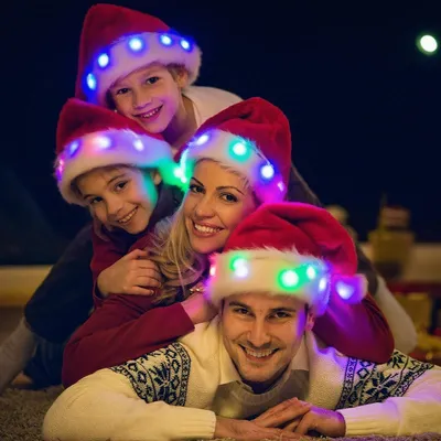 قبعة سانتا مضيئة بتقنية LED يمكنك صنعها بنفسك - تصميم إبداعي وفريد ​​يضفي أجواءً احتفالية مميزة. قطعة أساسية لإطلالات العيد، ونشاط حرفي ممتع، ودعامة رائعة لصور حفلات الكريسماس.
