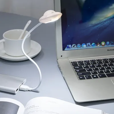 مصباح ليلي يعمل بمنفذ USB على شكل طبق طائر