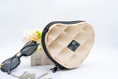 حقيبة صغيرة على شكل قلب وحقيبة صغيرة