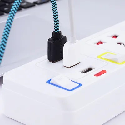 سلك تمديد كهربائي محمي مزود بقابس كهربائي ومفتاح تشغيل و3 منافذ USB