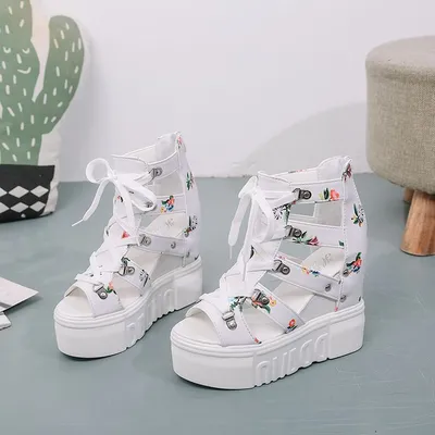 Women's shoes with cross straps