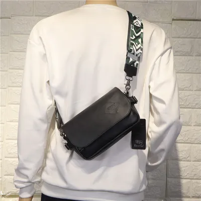 حقيبة مراسلة مزينة بشريط شخصي