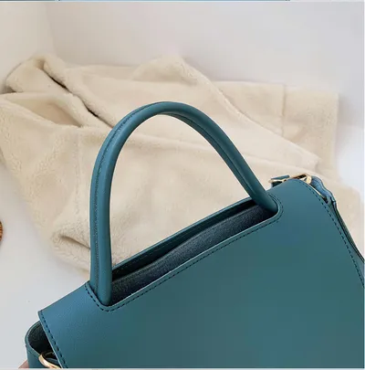 Fashionable and versatile large capacity messenger bag