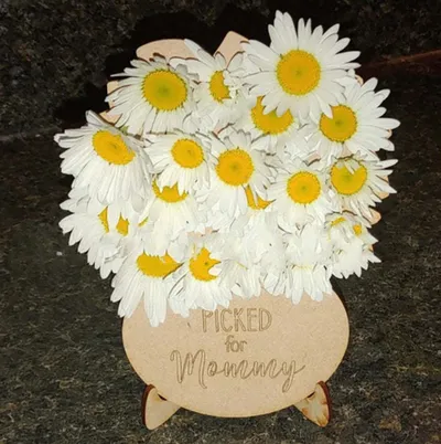حامل زهرة الريف الخشبية على الطاولة