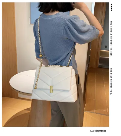 Fashion chain messenger bag