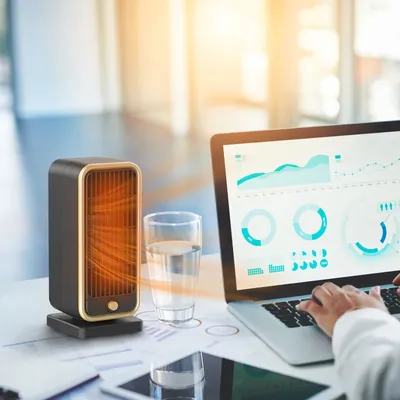 مدفأة كهربائية محمولة بقوة 500 واط، مزودة بسخان سيراميكي بتقنية PTC، وحماية من الحرارة الزائدة والانقلاب، تدفئ مساحة تصل إلى 322 قدم مربع للاستخدام المنزلي أو المكتبي.