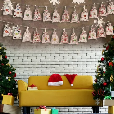 ٢٤ كيسًا من أكياس أرقام تقويم عيد الميلاد، أكياس من الخيش برباط، هدية عيد الميلاد، مجموعة تقويم عيد الميلاد الرقمي مع حبل ومشابك لتزيين المنزل في عيد الميلاد.