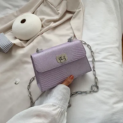 حقيبة كتف نسائية صغيرة مربعة الشكل مزودة بسلسلة كروسبودي