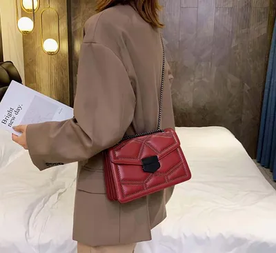 حقائب كروس صغيرة مزينة بسلسلة برشام للنساء