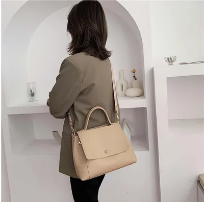 Fashionable and versatile large capacity messenger bag