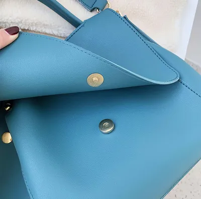 Fashionable and versatile large capacity messenger bag