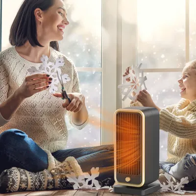 مدفأة كهربائية محمولة بقوة 500 واط، مزودة بسخان سيراميكي بتقنية PTC، وحماية من الحرارة الزائدة والانقلاب، تدفئ مساحة تصل إلى 322 قدم مربع للاستخدام المنزلي أو المكتبي.