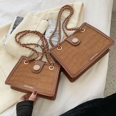 حقيبة نسائية صغيرة مكشوفة بكتف واحد تحت الإبط