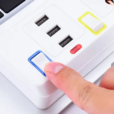 سلك تمديد كهربائي محمي مزود بقابس كهربائي ومفتاح تشغيل و3 منافذ USB